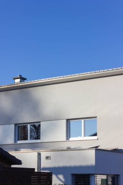 özel ev balkon ve çatı Güney Almanya'da inşa sonbahar güneş günü