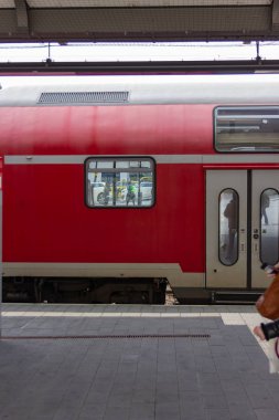 Kırmızı tren istasyonunda Kasım öğleden sonra Güney Almanya City
