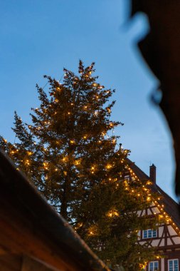 advent Aralık mavi saat gökyüzü güney Almanya'da pazar yerinde, Noel ağacı ışıkları