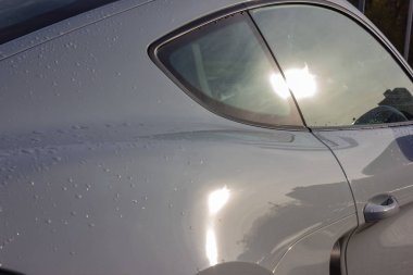 Alman spor otomobil vücut ayrıntılarını beyaz krem renk ve düzgün eğriler yağmur damlaları ile çalışmak