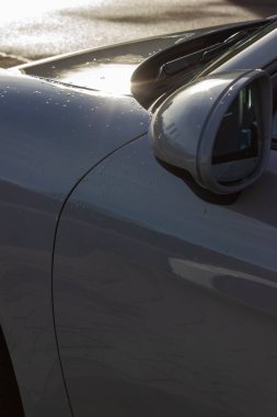 Alman spor otomobil vücut ayrıntılarını beyaz krem renk ve düzgün eğriler yağmur damlaları ile çalışmak