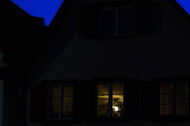 tarihi binalar windows ve lamba mavi saat gökyüzü geç akşam sonbahar ışık