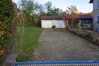 Almanya Bavyera kırsalında eski garaj