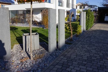 modern giriş alan yanları açık garaj ve sonbahar renkli öğleden sonra garajda Bavyera Güney Almanya kırsal kesimde