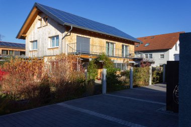 modern giriş alan yanları açık garaj ve sonbahar renkli öğleden sonra garajda Bavyera Güney Almanya kırsal kesimde