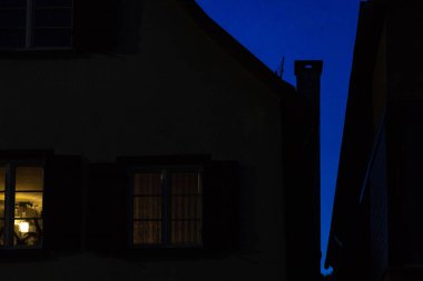 tarihi binalar windows ve lamba mavi saat gökyüzü geç akşam sonbahar ışık