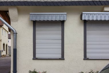 Güney Almanya şehirde sonbahar öğleden sonra ışık, kapı ve pencereleri ayrıntılarla tarihi şehir cepheler