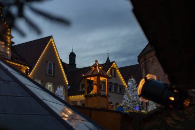 Noel ışıkları advent Aralık mavi saat gökyüzü güney Almanya'da pazar yerinde