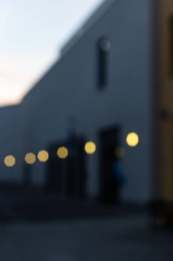 Işıklar, Güney Almanya şehir alışveriş merkezinde akşam parti renkli bistro bar bulanık