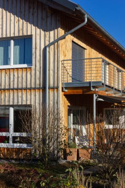 modern özel ev ahşap cephe Güney Almanya'da Bavyera sonbahar renkli sahne güneşli gün