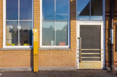 tuğla duvar ve demir kapı Bavyera Güney Almanya ile eski trainstation giriş