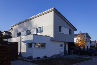 modern giriş alan yanları açık garaj ve sonbahar renkli öğleden sonra garajda Bavyera Güney Almanya kırsal kesimde