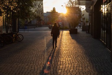 Alışveriş Merkezi insanlar günbatımı güney Almanya'da