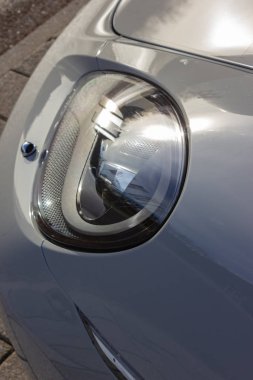 Alman spor otomobil vücut ayrıntılarını beyaz krem renk ve düzgün eğriler yağmur damlaları ile çalışmak