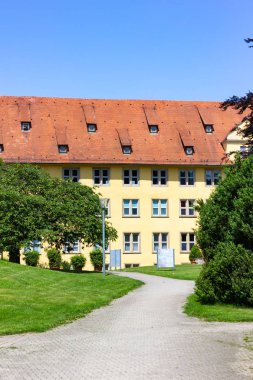 tarihi bina cephe yaz mavi gökyüzü ve yeşil çim ve ağaçların arasında Şehir Parkı