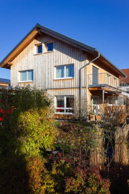 modern özel ev ahşap cephe Güney Almanya'da Bavyera sonbahar renkli sahne güneşli gün