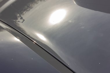 Alman spor otomobil vücut ayrıntılarını beyaz krem renk ve düzgün eğriler yağmur damlaları ile çalışmak