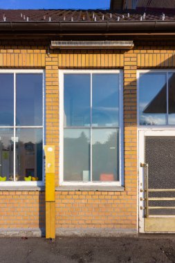 tuğla duvar ve demir kapı Bavyera Güney Almanya ile eski trainstation giriş