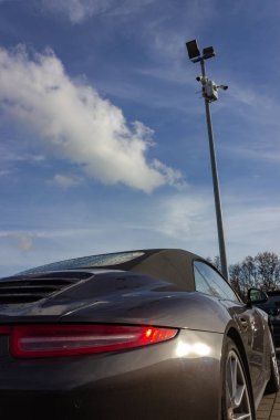 Alman spor otomobil vücut çalışma gri kahverengi krem renk ve düzgün eğriler ayrıntılarını arka ışık