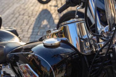 parçalar ve günbatımı bir retro Amerikan motosiklet helikopter markası ayrıntılarını akşam düşmek