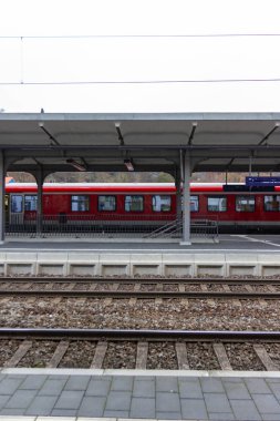 Kırmızı tren istasyonunda Kasım öğleden sonra Güney Almanya City