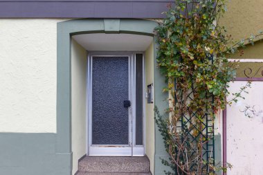 Güney Almanya şehirde sonbahar öğleden sonra ışık, kapı ve pencereleri ayrıntılarla tarihi şehir cepheler