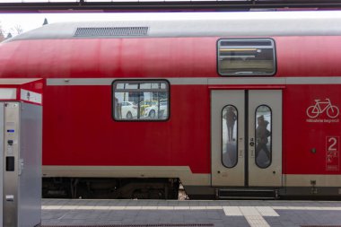 Kırmızı tren istasyonunda Kasım öğleden sonra Güney Almanya City