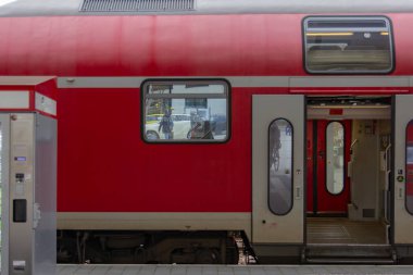 Kırmızı tren istasyonunda Kasım öğleden sonra Güney Almanya City