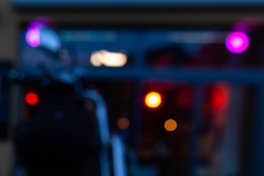 Işıklar, Güney Almanya şehir alışveriş merkezinde akşam parti renkli bistro bar bulanık