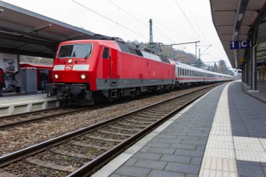 Kırmızı tren istasyonunda Kasım öğleden sonra Güney Almanya City
