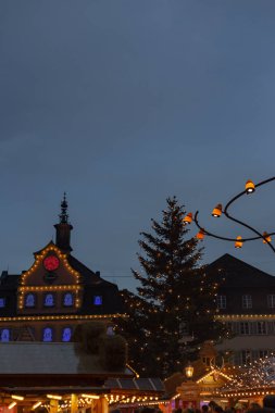 Noel ışıkları advent Aralık mavi saat gökyüzü güney Almanya'da pazar yerinde