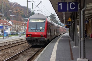 Kırmızı tren istasyonunda Kasım öğleden sonra Güney Almanya City