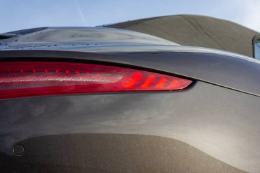 Alman spor otomobil vücut çalışma gri kahverengi krem renk ve düzgün eğriler ayrıntılarını arka ışık
