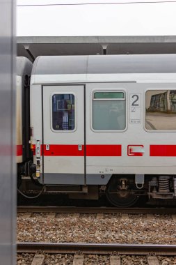 beyaz yüksek hızlı Tren İstasyonu'nda Kasım öğleden sonra Güney Almanya şehirde