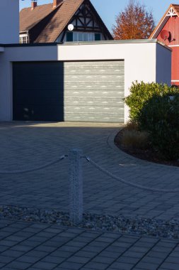 modern giriş alan yanları açık garaj ve sonbahar renkli öğleden sonra garajda Bavyera Güney Almanya kırsal kesimde