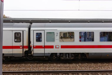 beyaz yüksek hızlı Tren İstasyonu'nda Kasım öğleden sonra Güney Almanya şehirde