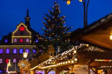 Townhall Noel ışıkları advent Aralık mavi saat gökyüzü güney Almanya'da pazar yerinde