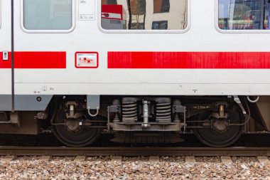 beyaz yüksek hızlı Tren İstasyonu'nda Kasım öğleden sonra Güney Almanya şehirde