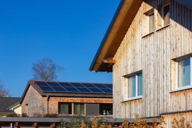 Güneş Panelleri Almanya ile binaların çatı Bavyera renkli sonbahar sunhine öğleden sonra