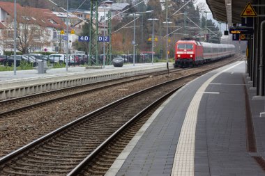 Kırmızı tren istasyonunda Kasım öğleden sonra Güney Almanya City