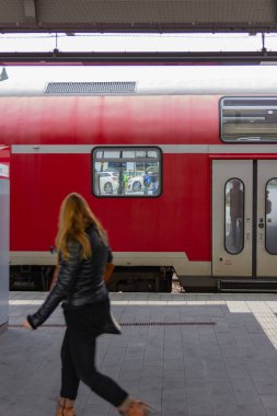 Kırmızı tren istasyonunda Kasım öğleden sonra Güney Almanya City