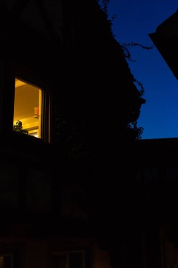 tarihi binalar windows ve lamba mavi saat gökyüzü geç akşam sonbahar ışık