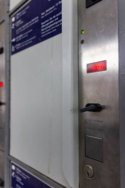 trainstation Güney Almanya'da Kasım öğleden sonra soyunma ticketmachine detayları