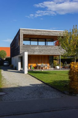 modern tarzda garaj ve yanları açık garaj sonbahar güneş günü güney Almanya Bavyera