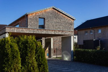 modern giriş alan yanları açık garaj ve sonbahar renkli öğleden sonra garajda Bavyera Güney Almanya kırsal kesimde