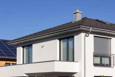 özel ev balkon ve çatı Güney Almanya'da inşa sonbahar güneş günü