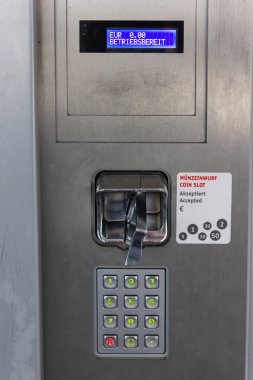 Trainstation ticketmachine Ayrıntılar Güney Almanya Locker'da Kasım öğleden sonra kapalı.