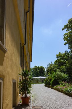 tarihi bina cephe yaz mavi gökyüzü ve yeşil çim ve ağaçların arasında Şehir Parkı