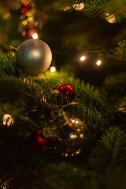 Noel ağacı süsle mavi saat akşam Güney Almanya'da Noel pazarında