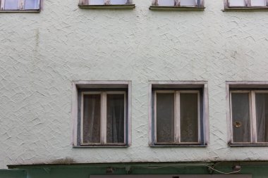 Güney Almanya şehirde sonbahar öğleden sonra ışık, kapı ve pencereleri ayrıntılarla tarihi şehir cepheler